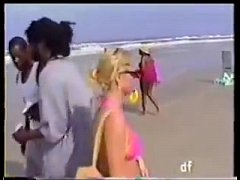 Пляжный секс с молодой девушкой