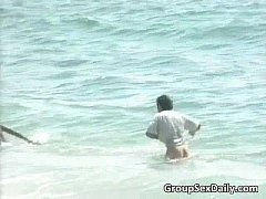 Порнуха на пляже груповушка