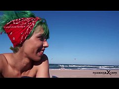 Блондинка сосет на пляже видео