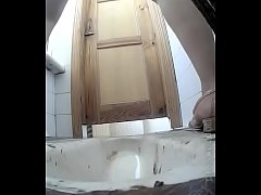 Смотреть скрытая камера мастурбация в туалете порно