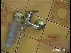 В ванной домохозяйку россия блондинка